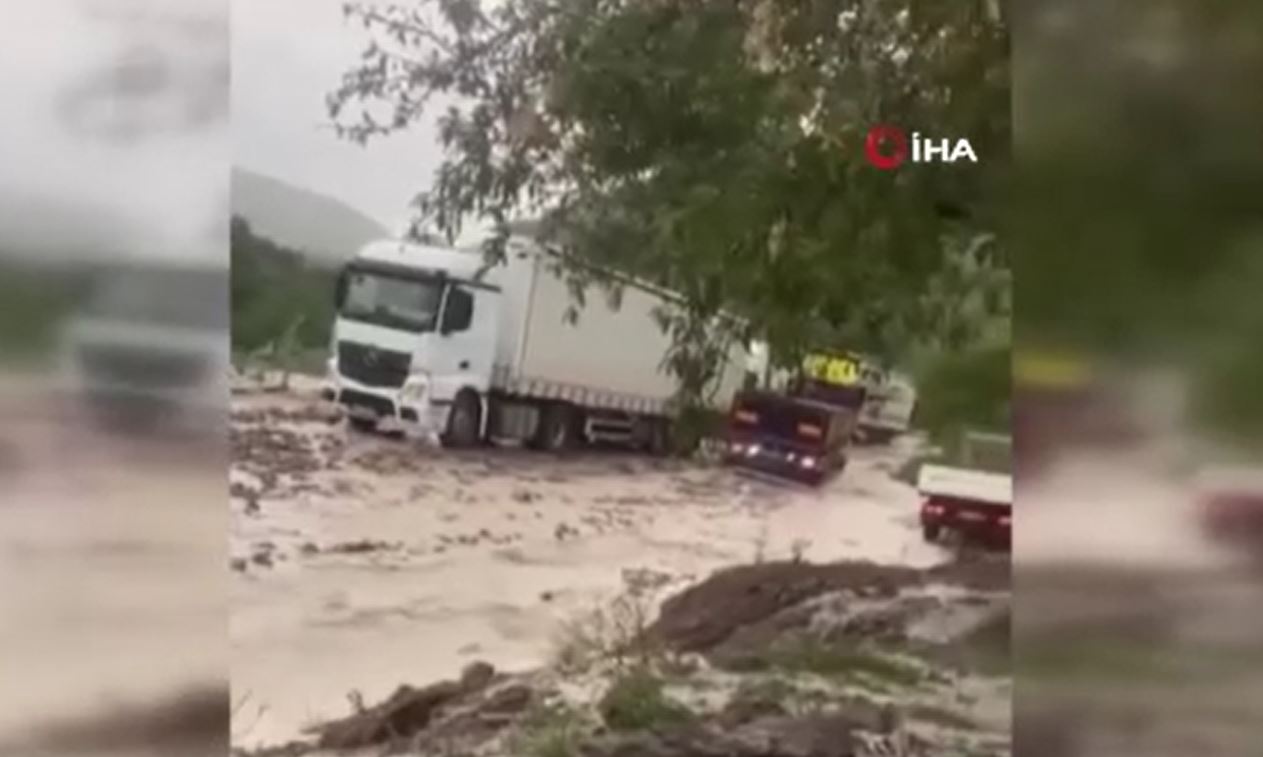 Ankara'da şiddetli yağmur kayaları yola düşürdü