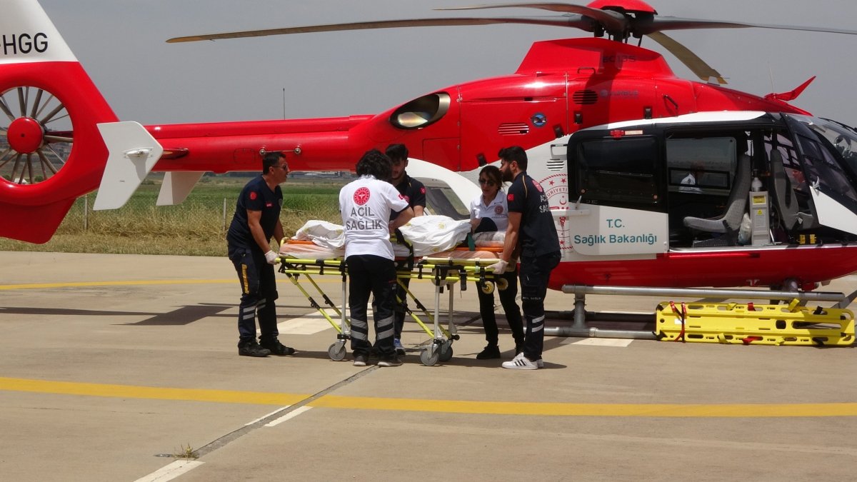 Uyluk kemiği kırılan yaşlı kadın ambulans helikopterle sevk edildi