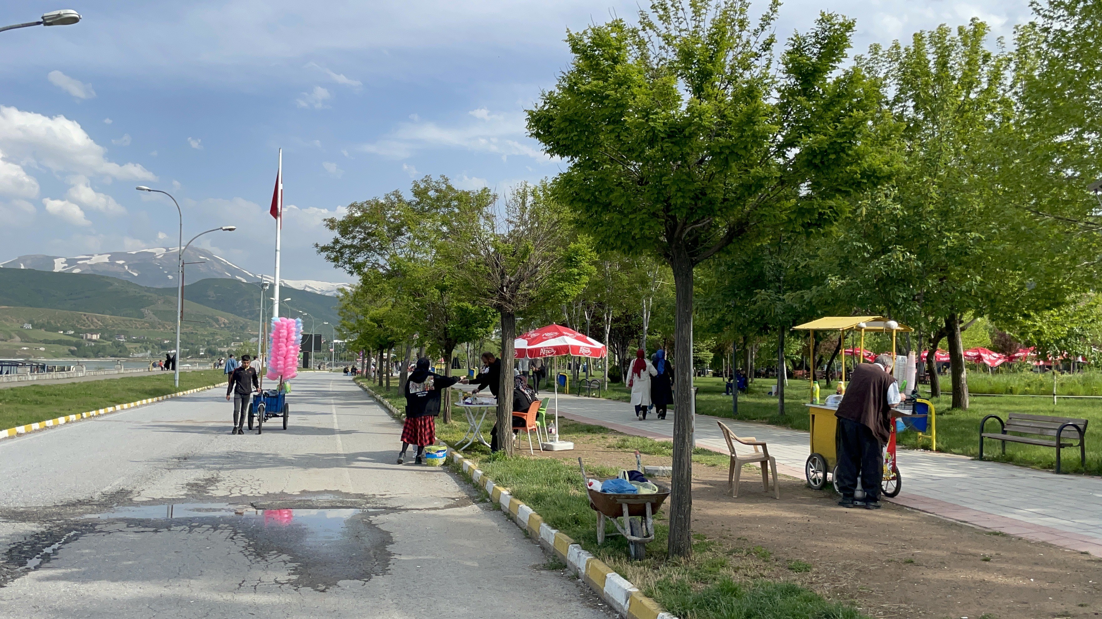 Bitlis'te vatandaşlar güneşin tadını çıkardı