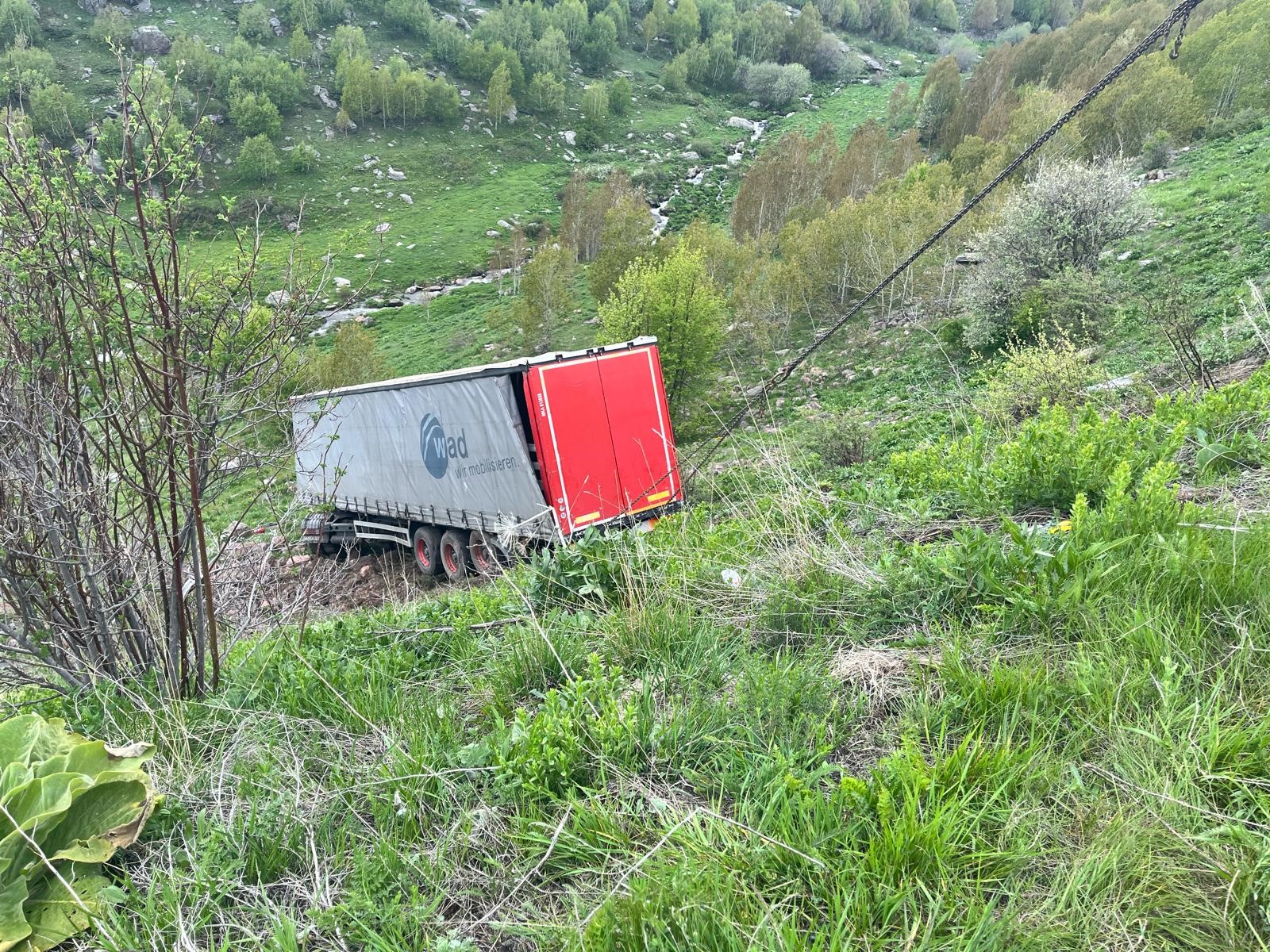 Virajı alamayan TIR şarampole yuvarlandı