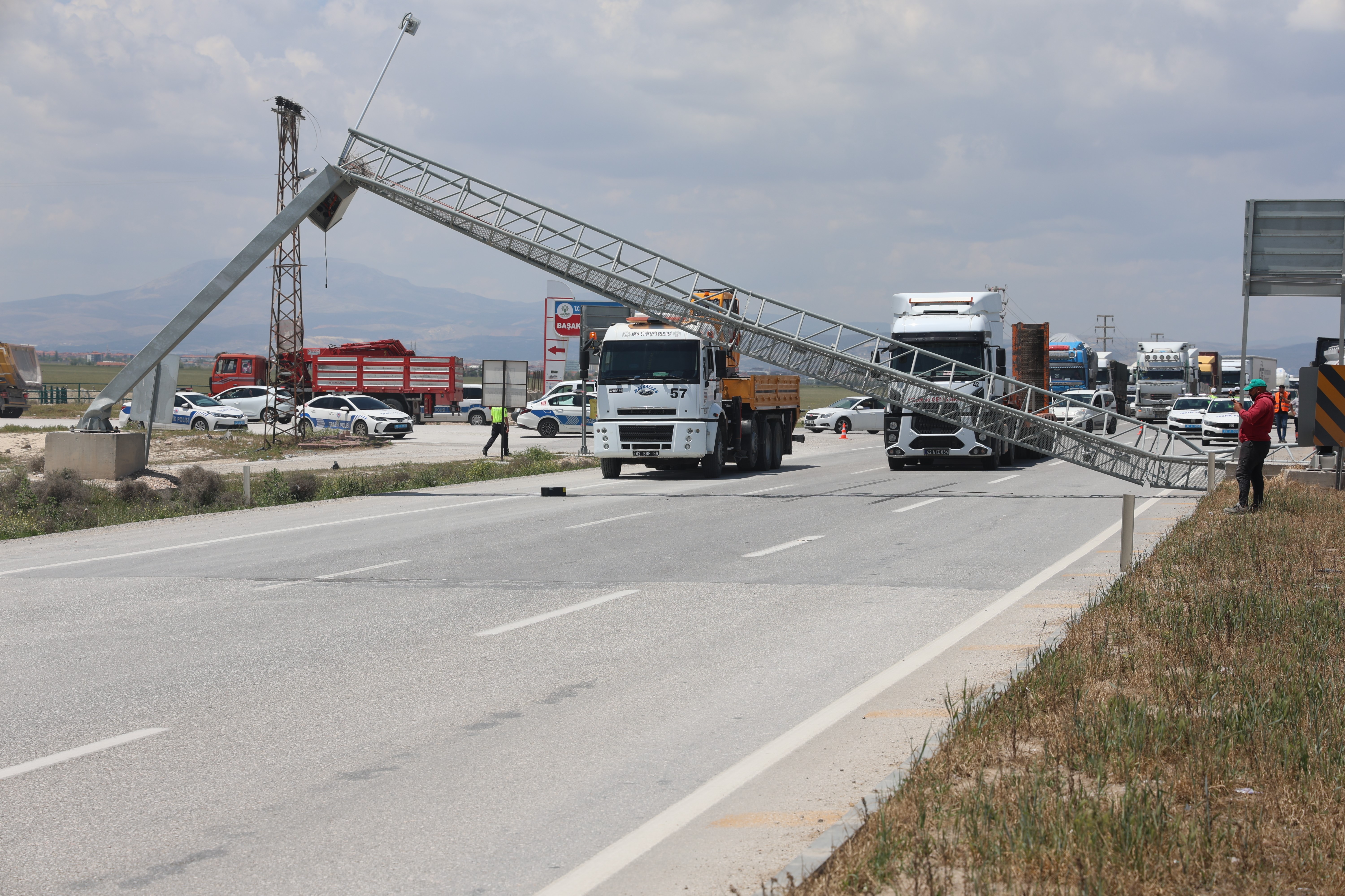 Konya'da direk minibüsün üzerine devrildi