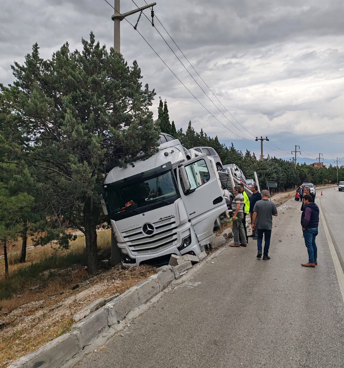 Burdur'da araba yüklü tır şarampole girdi