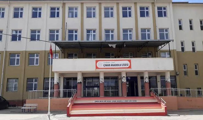 Diyarbakır’da lisede bir veli bıçaklandı