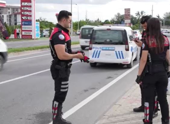 Edirne’de dur ihtarına uymayan şahıslar yakalandı