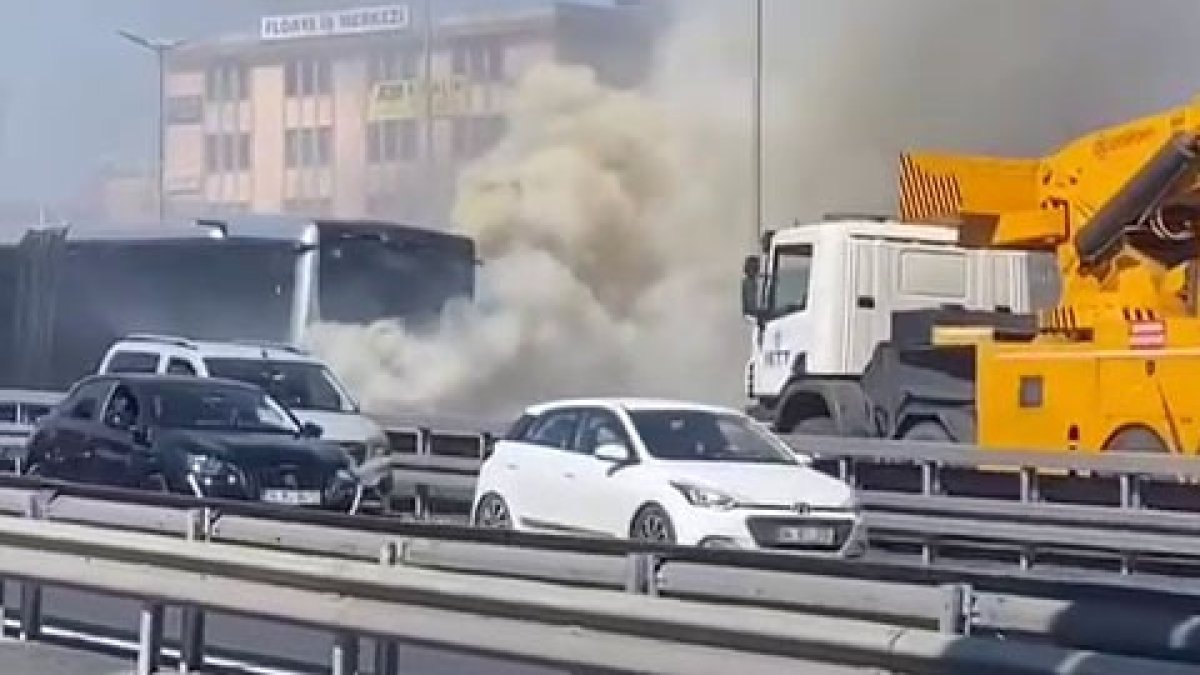 Küçükçekmece'de metrobüs yangını