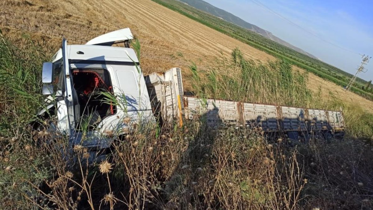 Hatay'da tır tarlaya uçtu: 1 yaralı