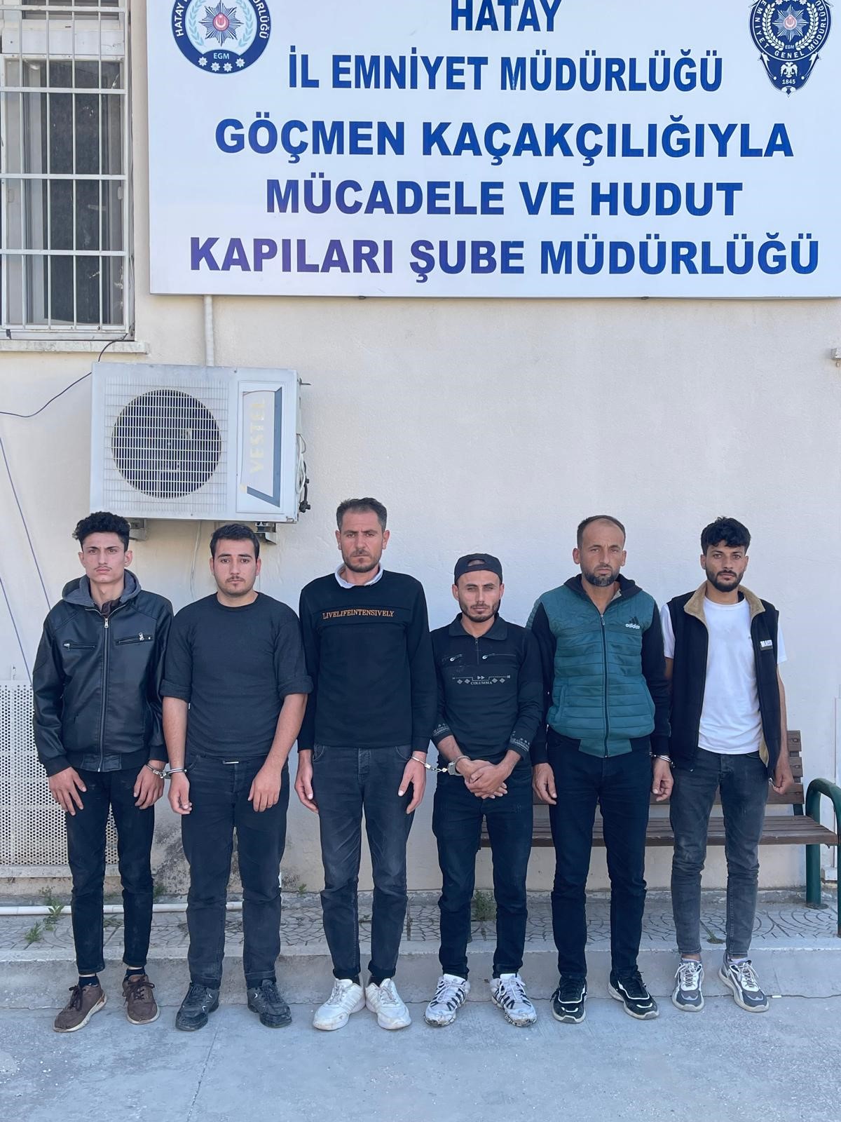 Hatay'da bir otomobil kaçak göçmen yuvası çıktı