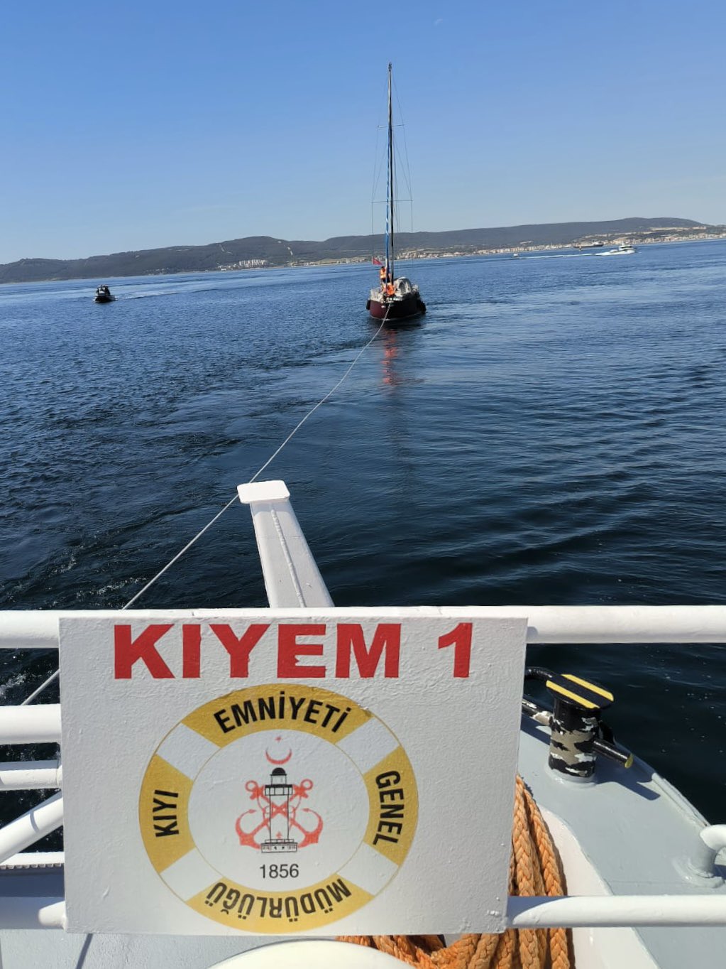 Çanakkale Boğazı'nda hareketli saatler: Sürüklenen tekne kurtarıldı