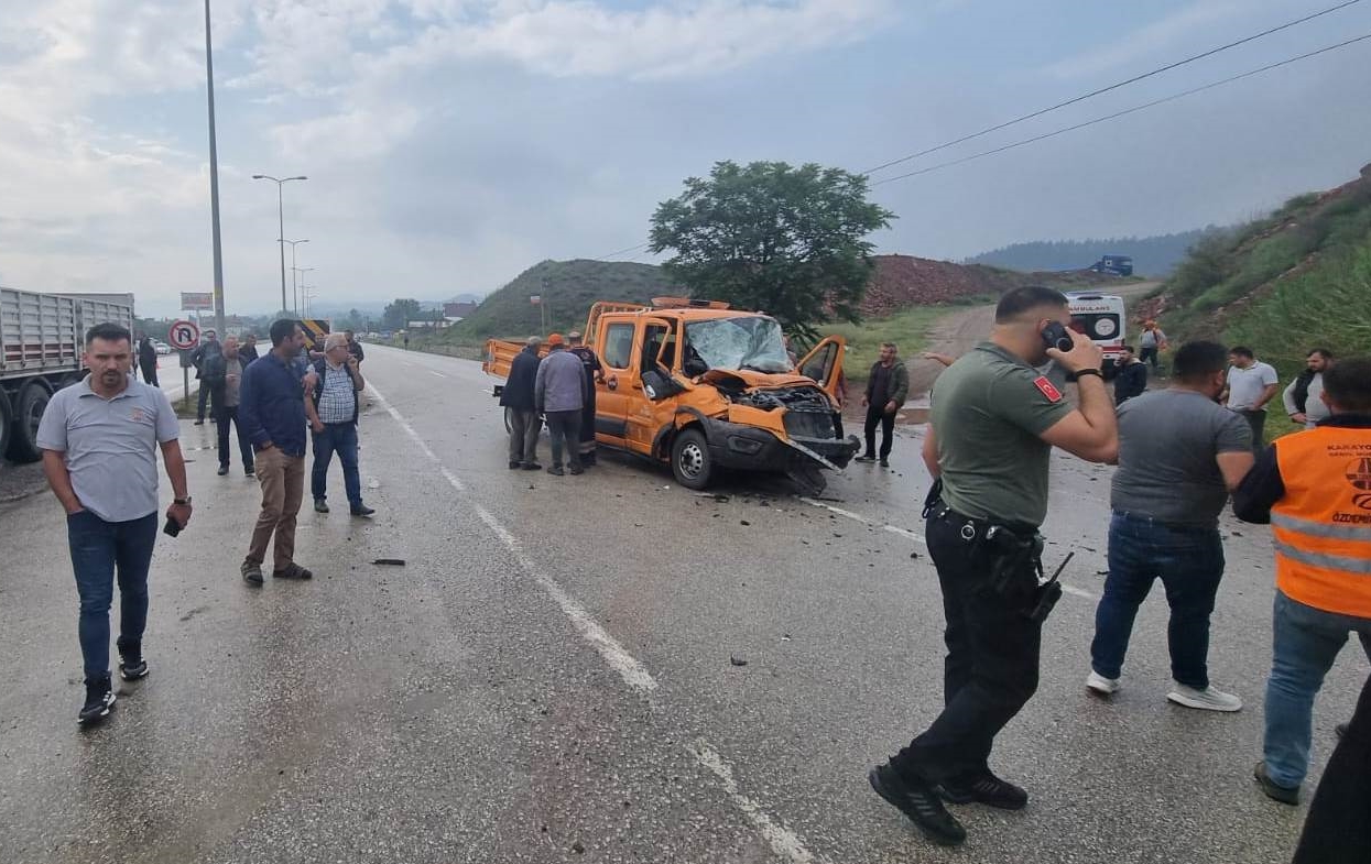 TIR ile kamyonet çarpıştı: 3 yaralı