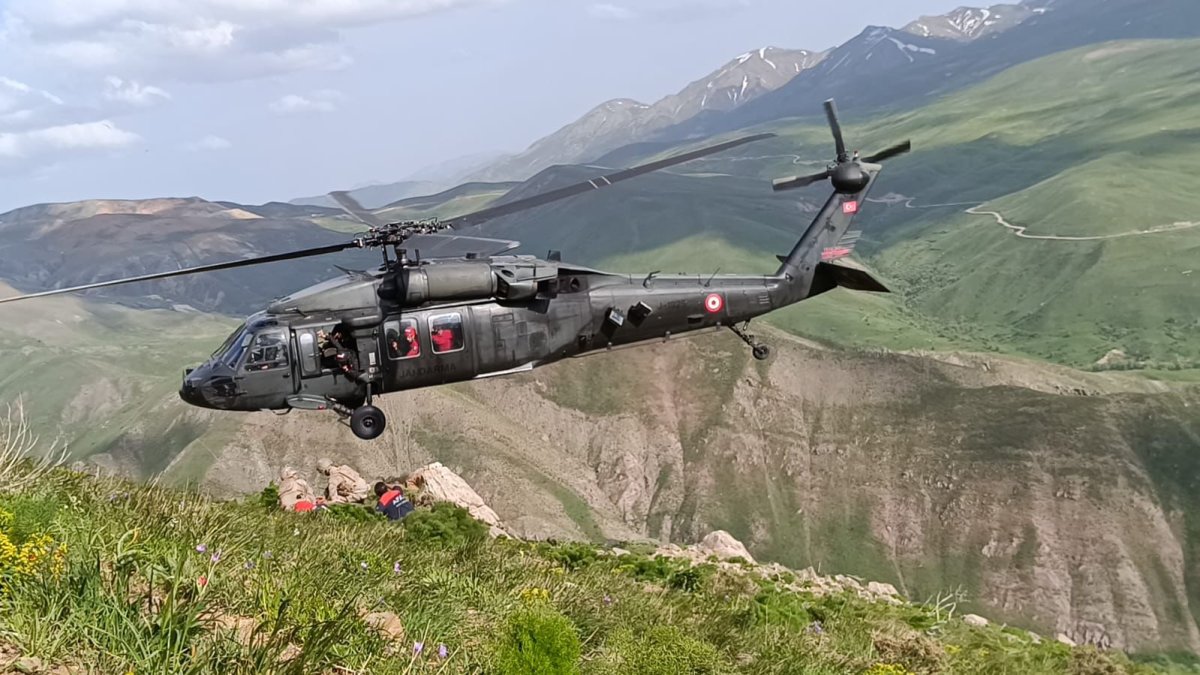 Mantar toplarken kayalıklardan düşen vatandaş 'Sikorski' ile kurtarıldı