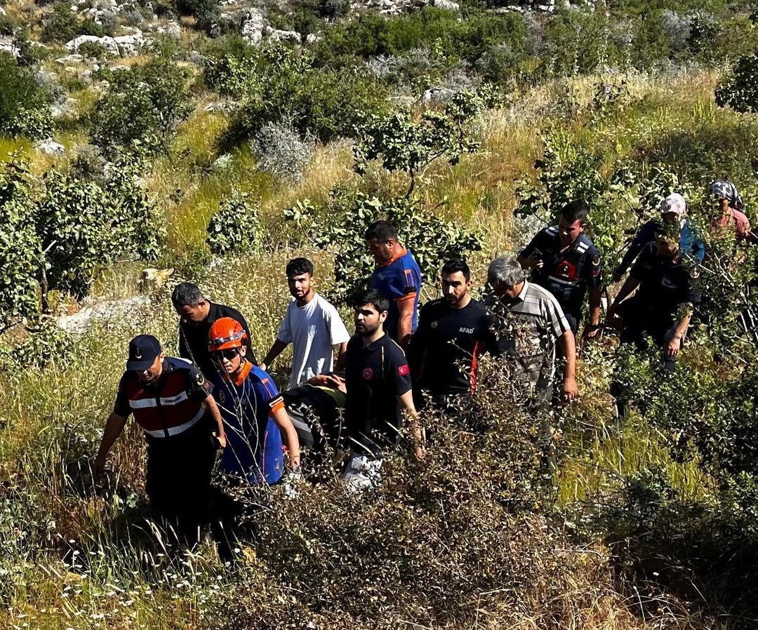 Kayalıklardan düşen kişi ağır yaralandı