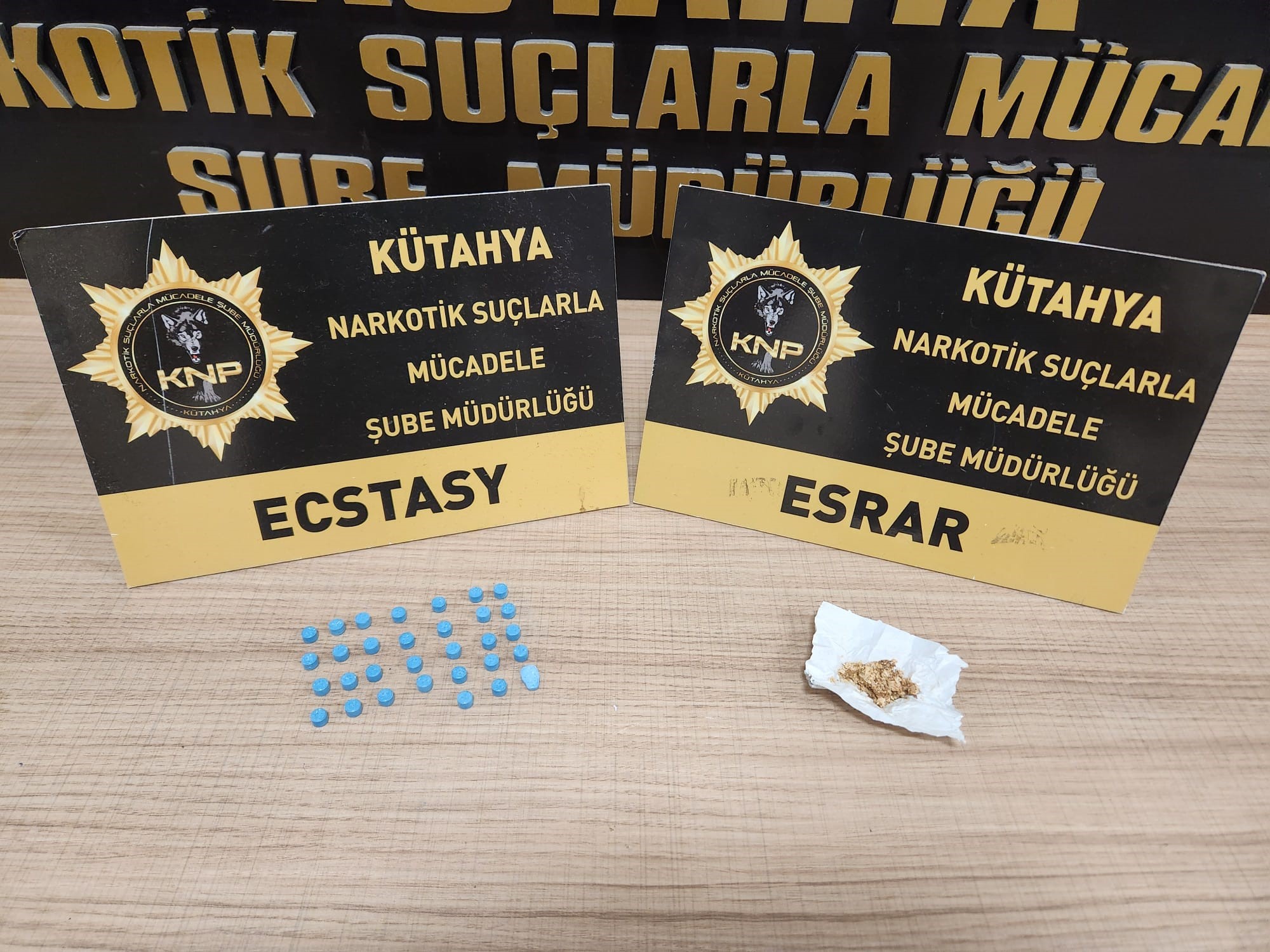 Kütahya'da uyuşturucu operasyonu: Şahsın üzerinde hap ve esrar ele geçirildi