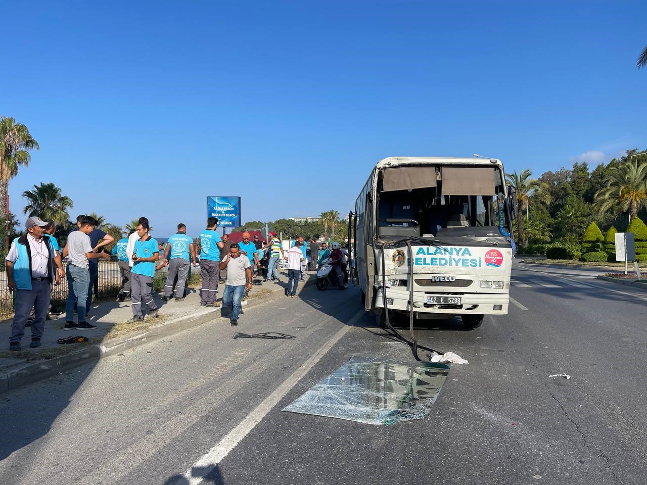 Antalya'da personel taşıyan araçlar çarpıştı: 6 yaralı