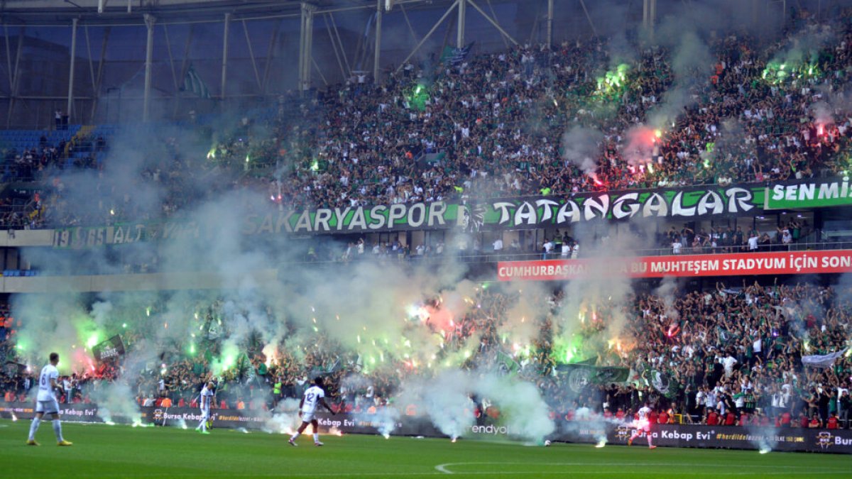 Sakaryaspor taraftarının stada meşale sokma yöntemlerine kimse inanamadı