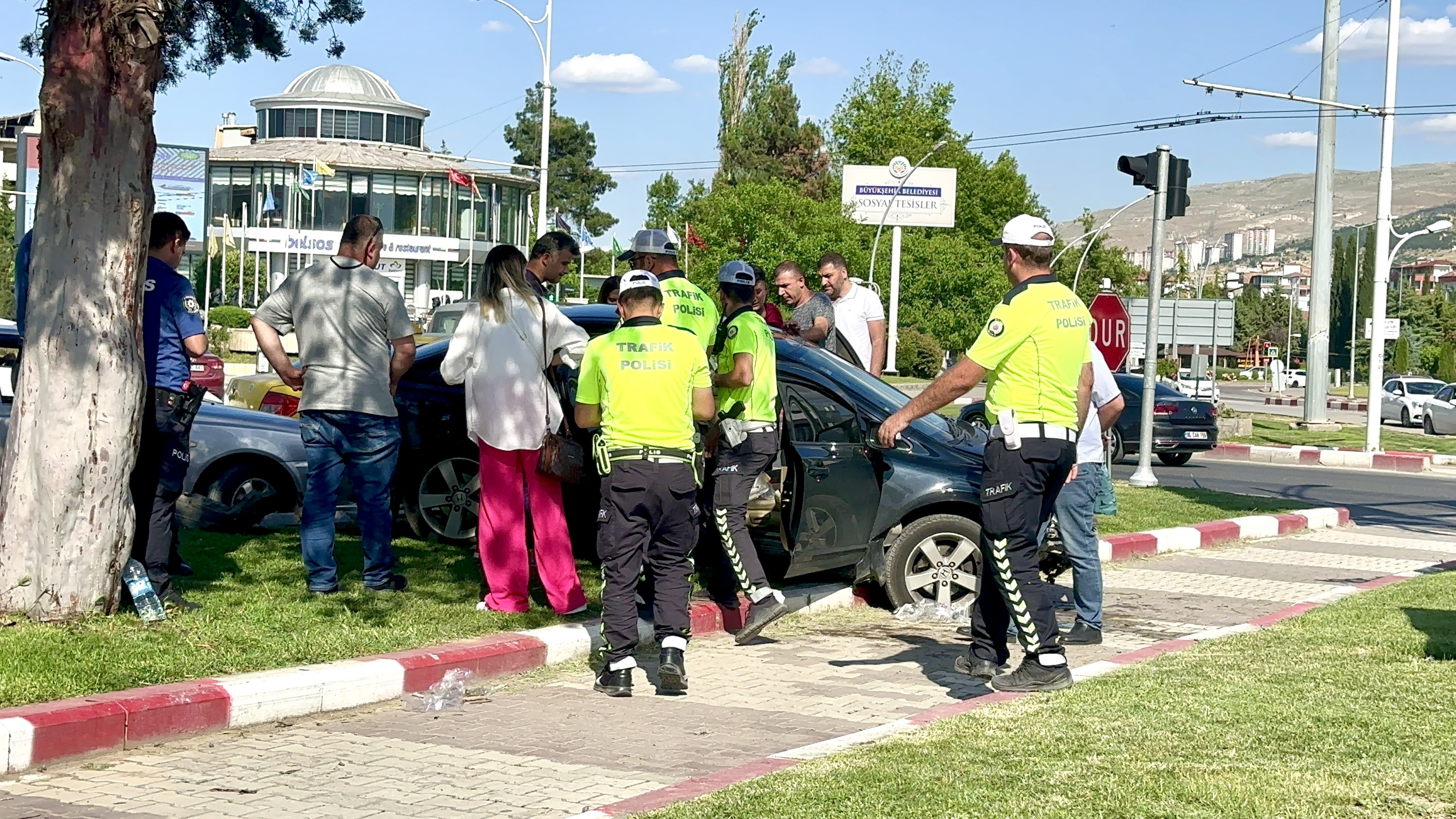 Otomobil refüje çıktı: 2 yaralı