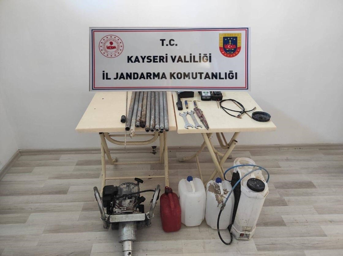 Kayseri’de kaçak kazı yapan şahıslar yakalandı