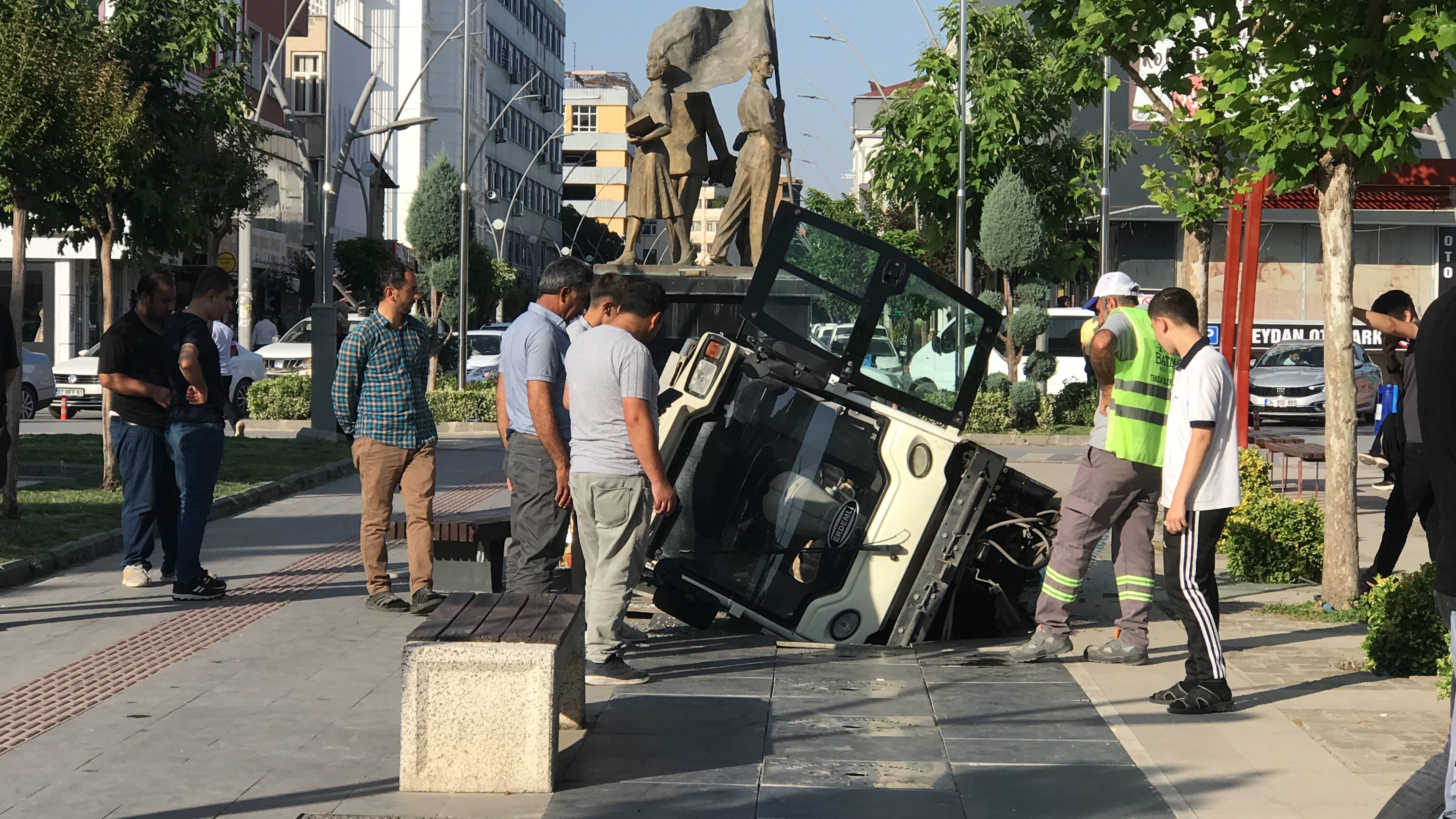 Batman'da temizlik aracı suya düştü