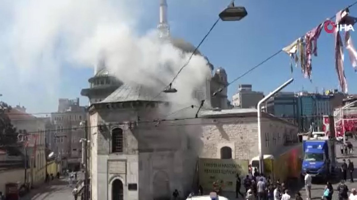 Taksim'de büyük panik! İnşaat malzemeleri bir anda tutuştu