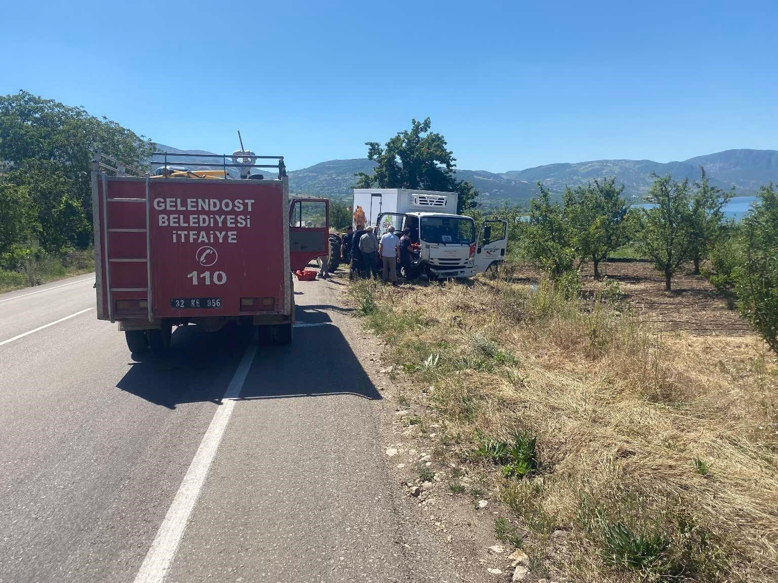 Isparta’da traktör ile kamyonet çarpıştı