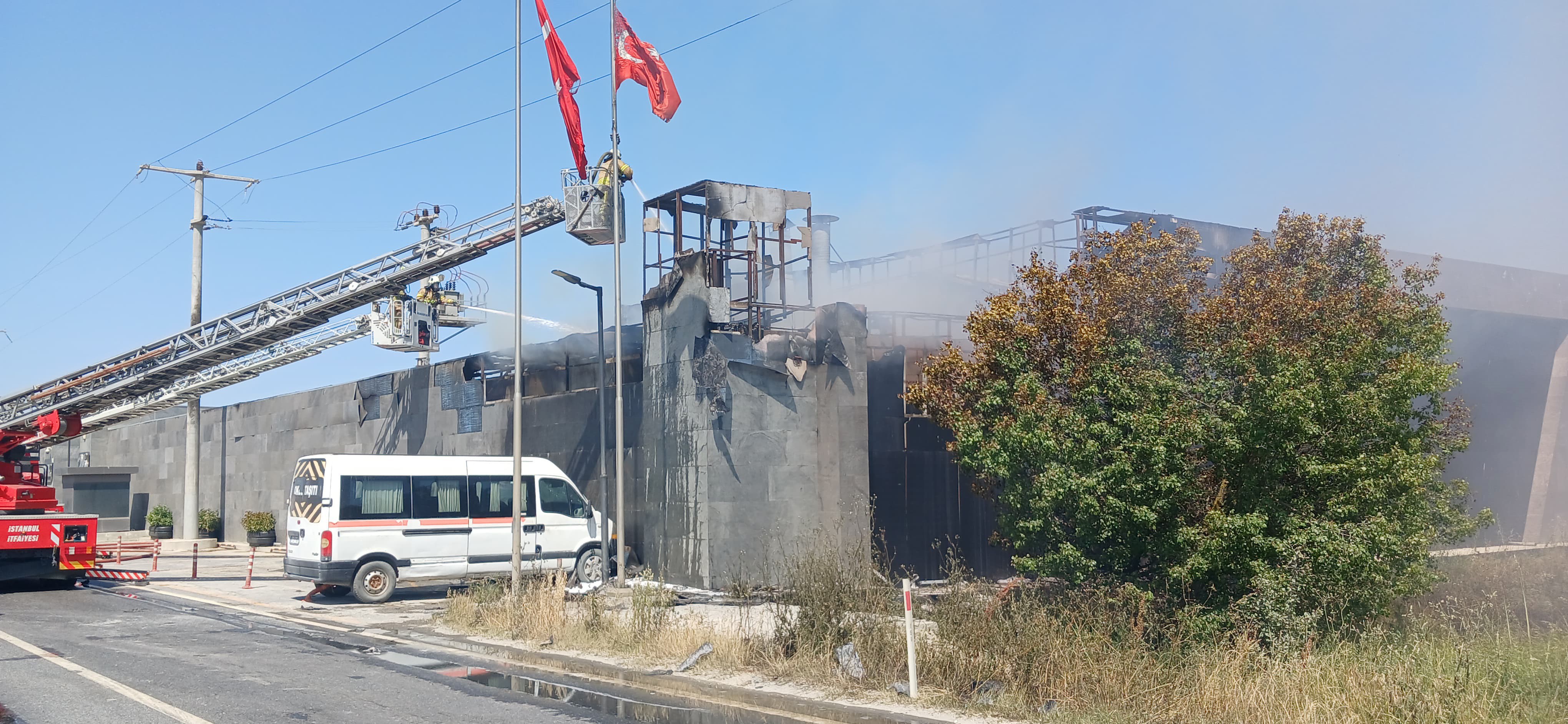 Boya imalatı fabrikasında yangın