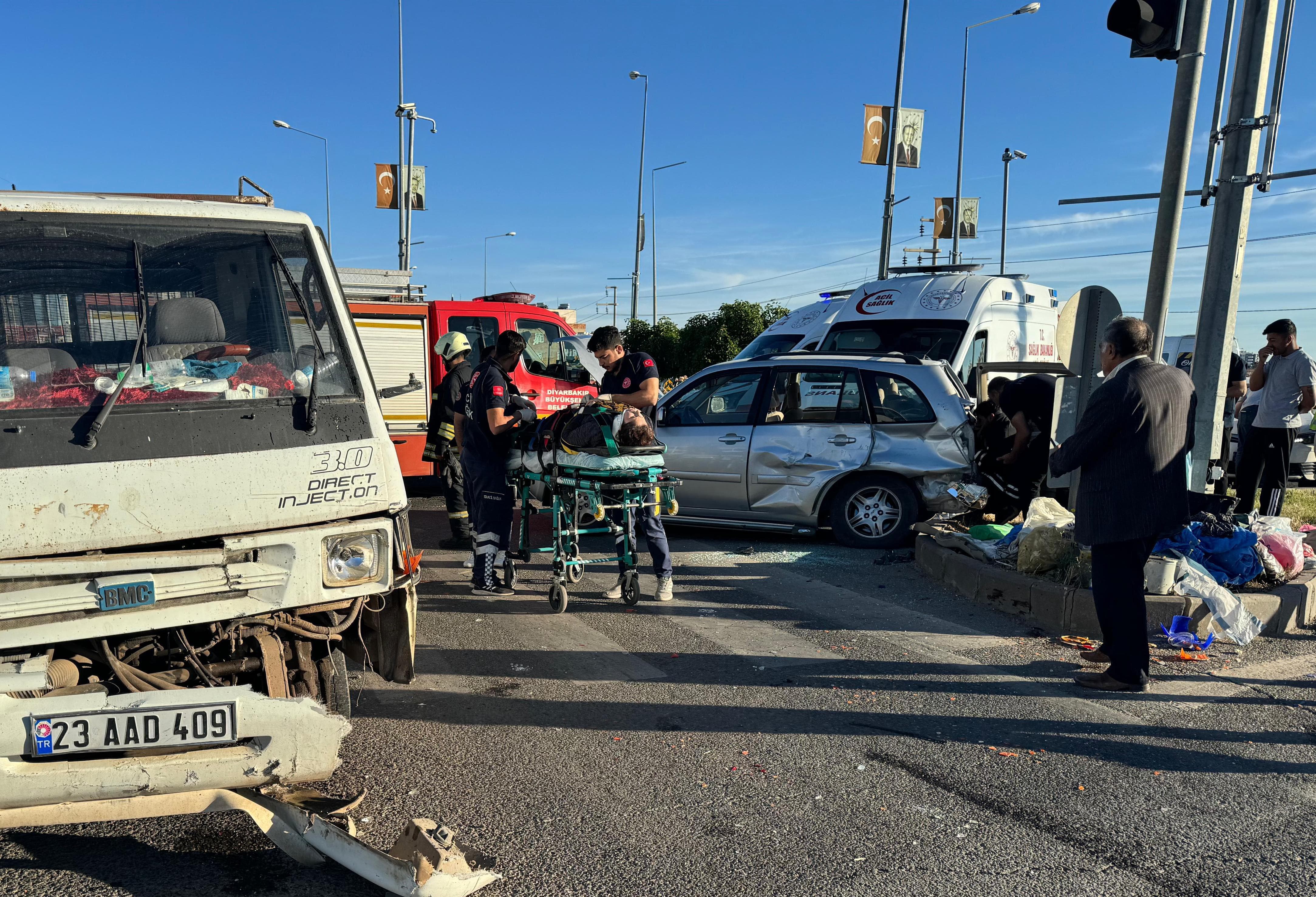 Otomobil ile pikap kavşakta çarpıştı: Yaralılar var