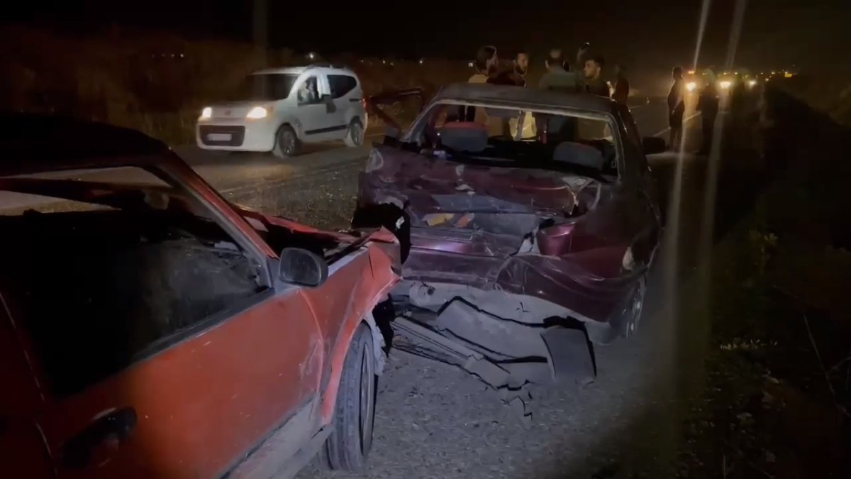 Lastiği patlayan otomobil karşı şeritten gelen araçla çarpıştı: 5 yaralı