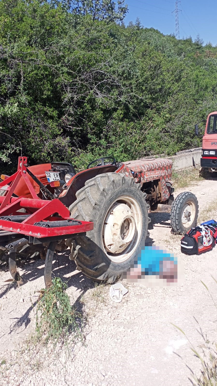 Hareket halindeki traktörden düşerek yaşamını yitirdi