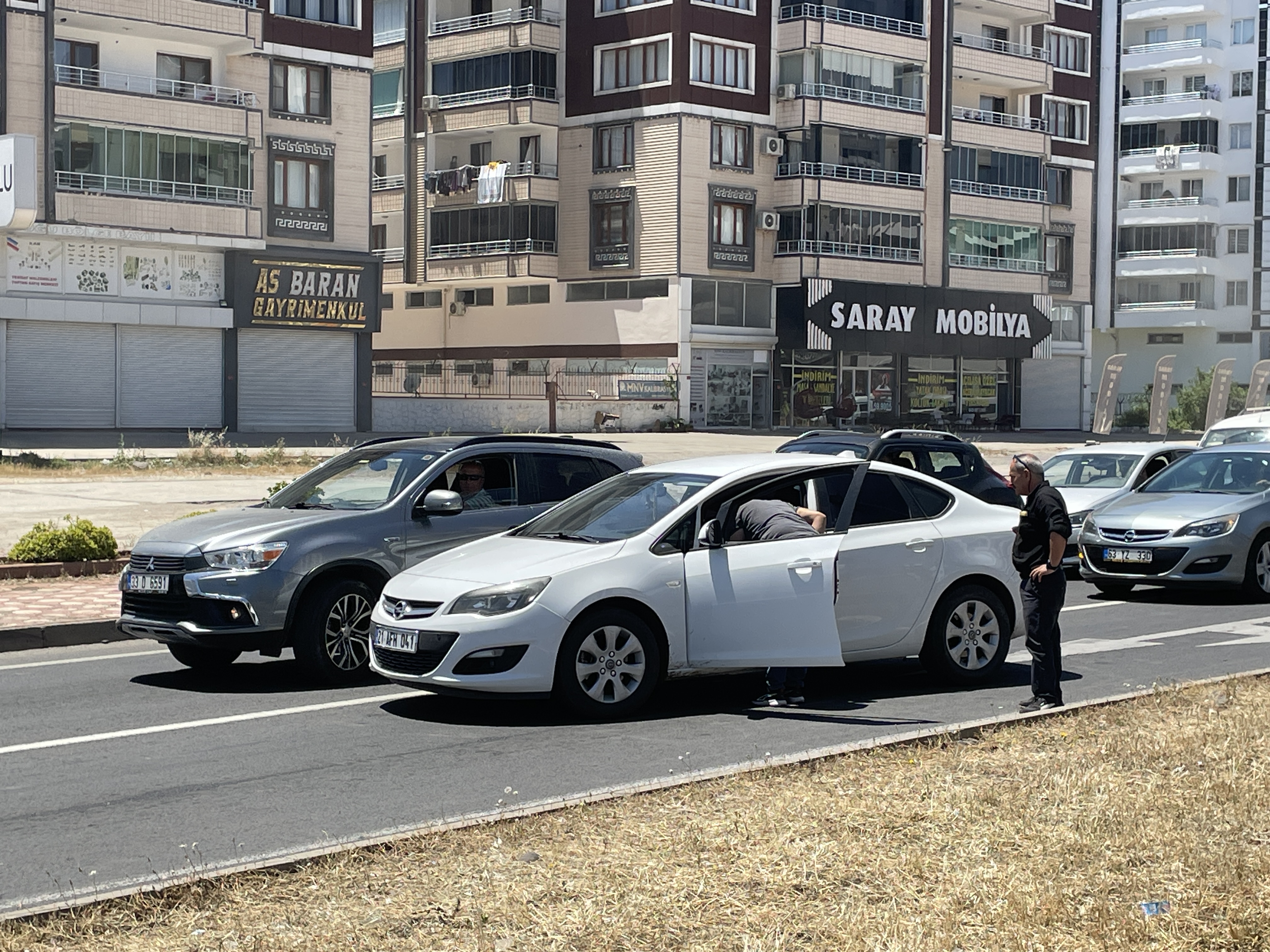 Diyarbakır'da trafikte kavga: Yaralılar var