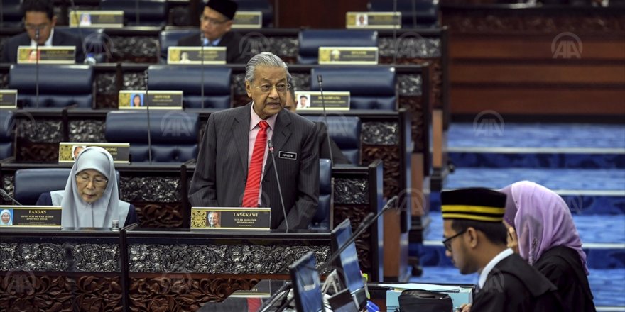 Malezya'da seçme ve seçilme yaşı 18'e indirildi