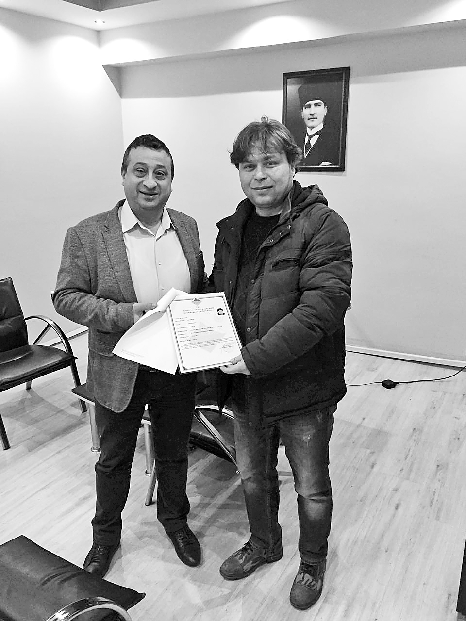 İş yeri açma ruhsatı esnafa götürülüyor