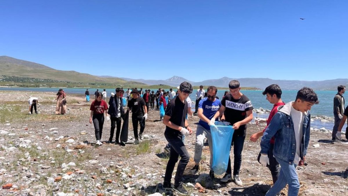 Gençler Van Gölü çevresini temizledi