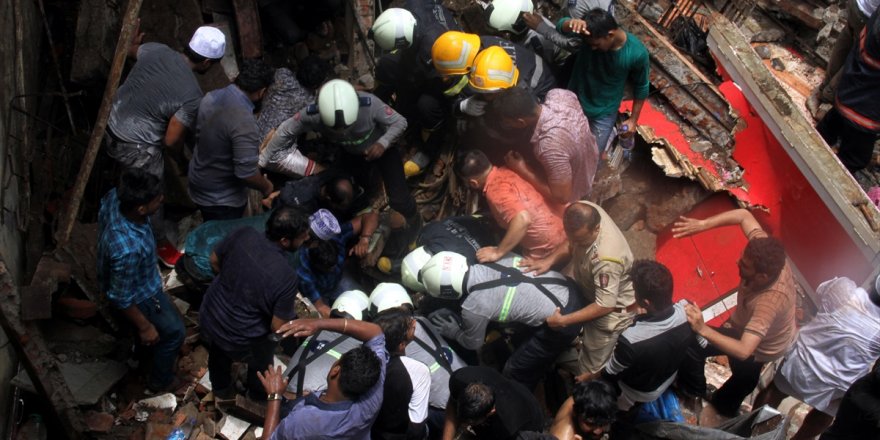 Hindistan'da bina çöktü: 2 ölü