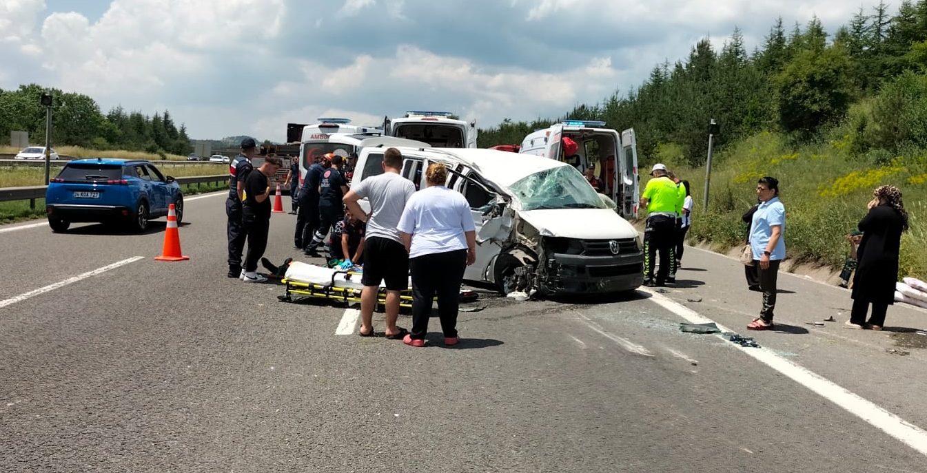 Minibüs takla attı: 1 ölü 10 yaralı