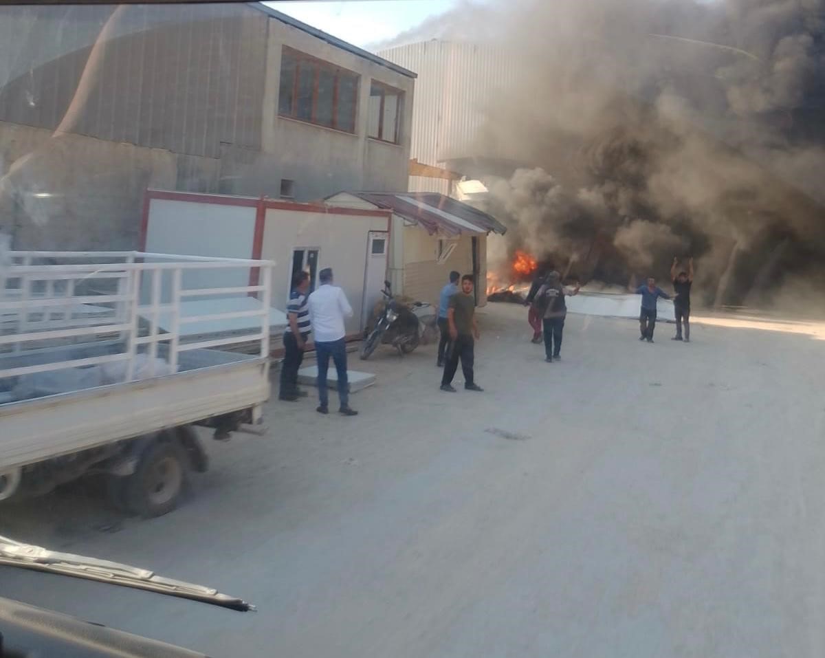 Hatay'da fabrikada çıkan yangın söndürüldü