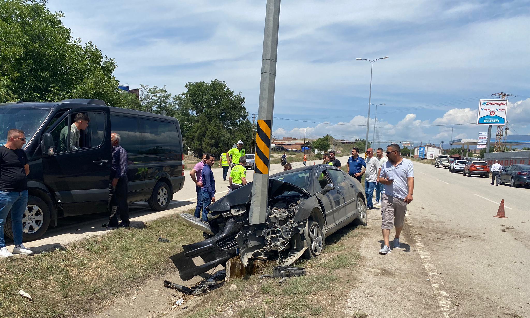 Otomobil aydınlatma direğine çarptı: 5 yaralı