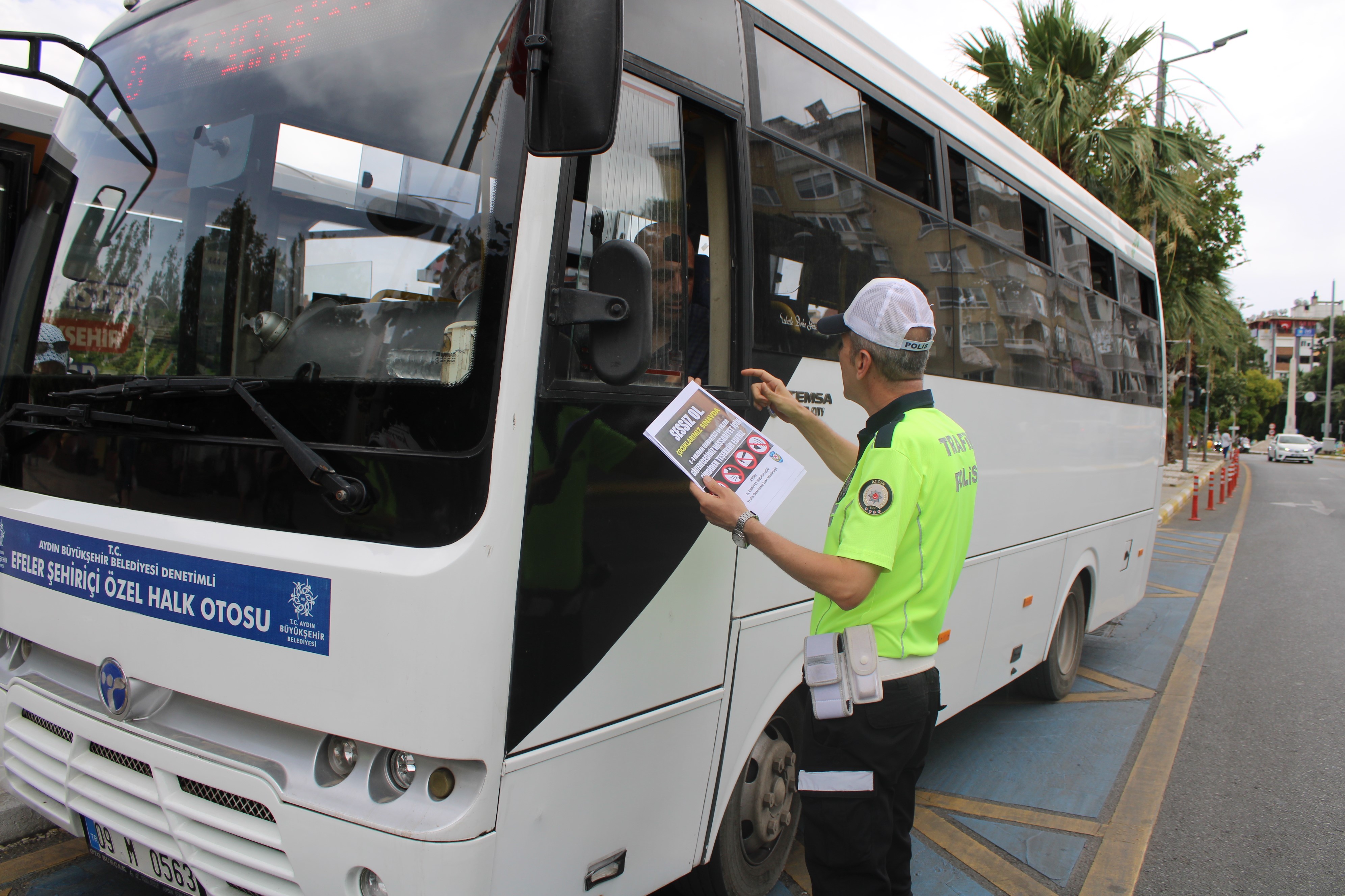 Trafik ekipleri öğrenciler için sahada