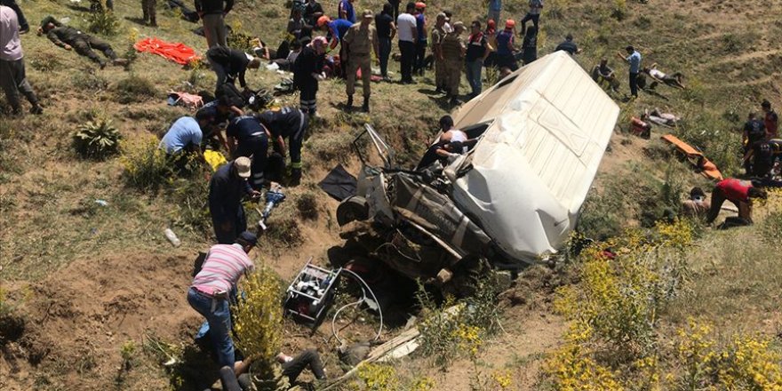 Van'da düzensiz göçmenleri taşıyan minibüs şarampole devrildi: 15 ölü
