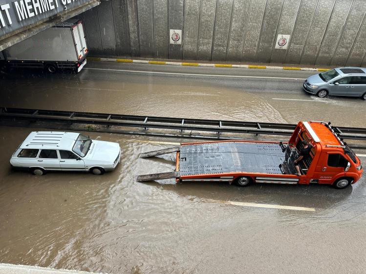 Uşak'ta yollar göle döndü