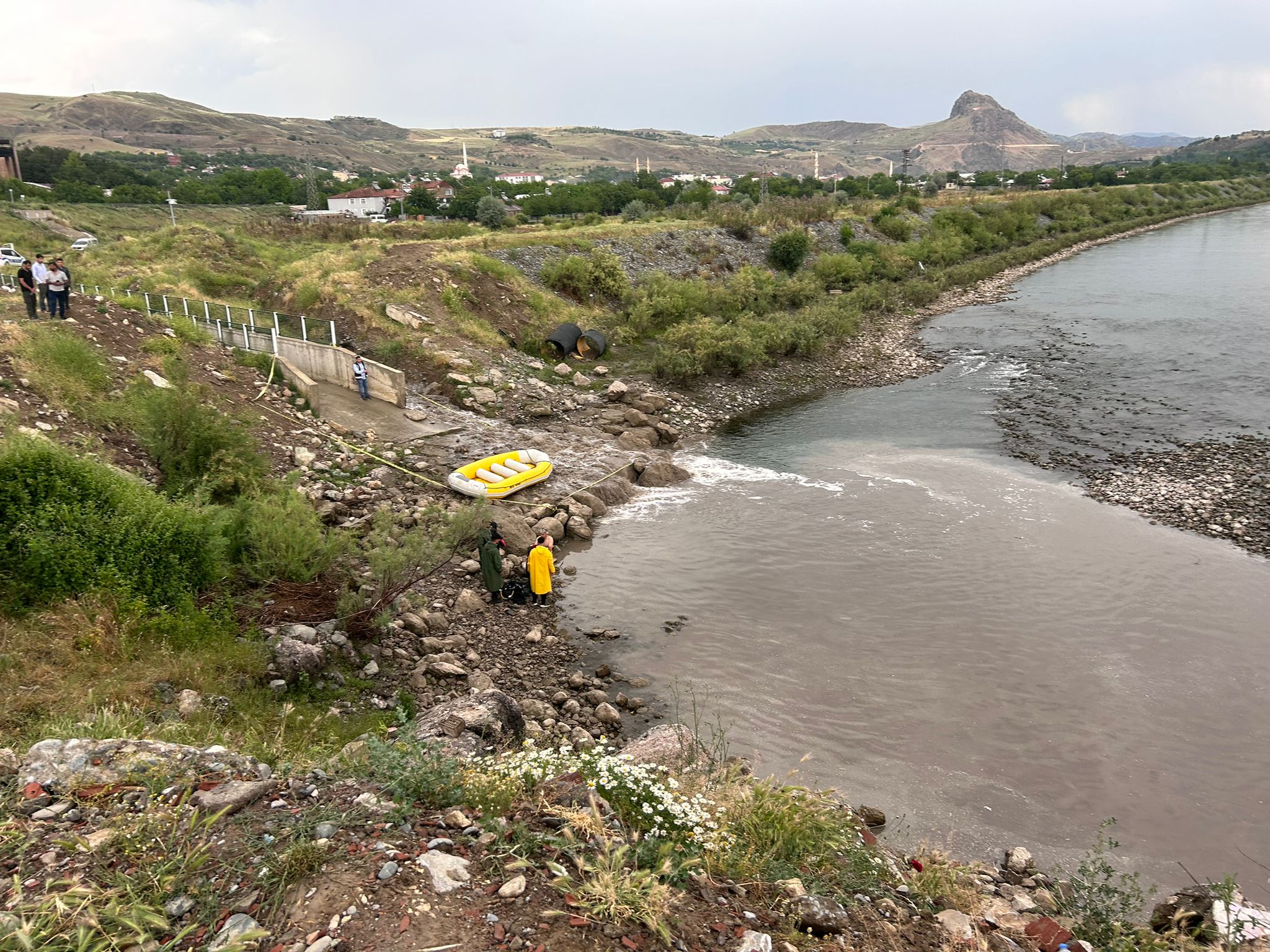 Elazığ’da nehre giren çocuk kayboldu