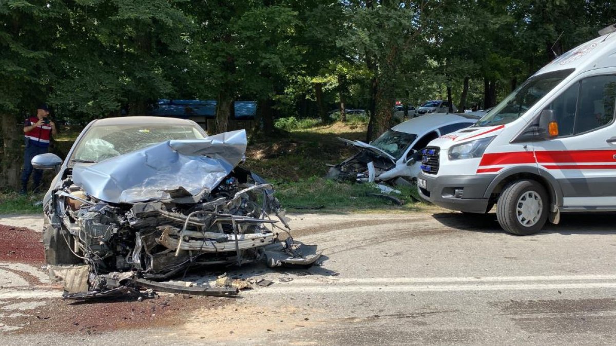 Kafa kafaya çarpışan otomobiller hurdaya döndü