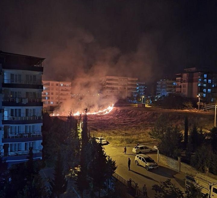 Havai fişek yangın çıkardı