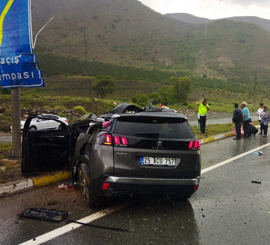 Erzincan-Sivas kara yolunda trafik kazası: 1 ölü, 2 yaralı