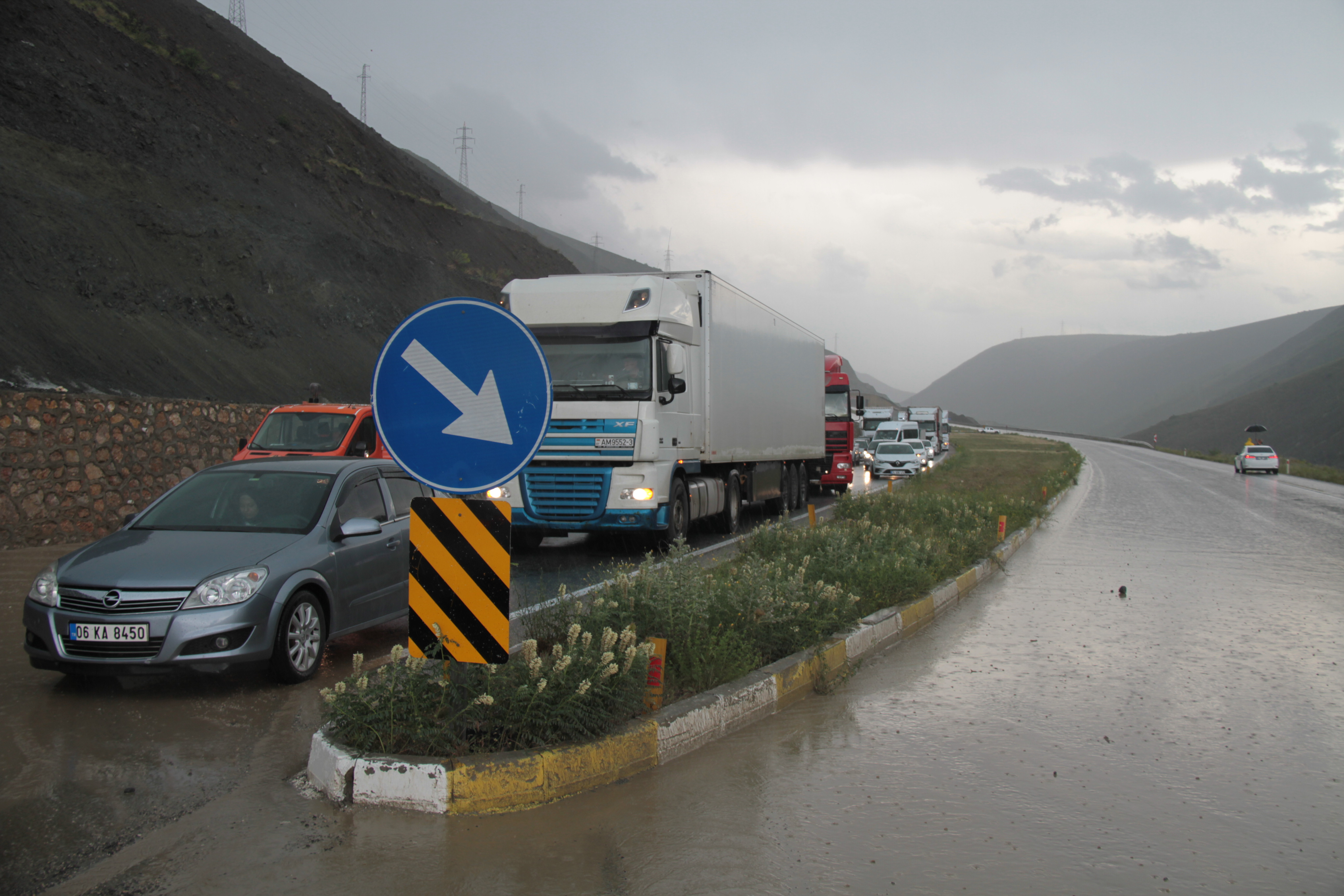 Erzincan'da heyelan nedeniyle yollar kapandı