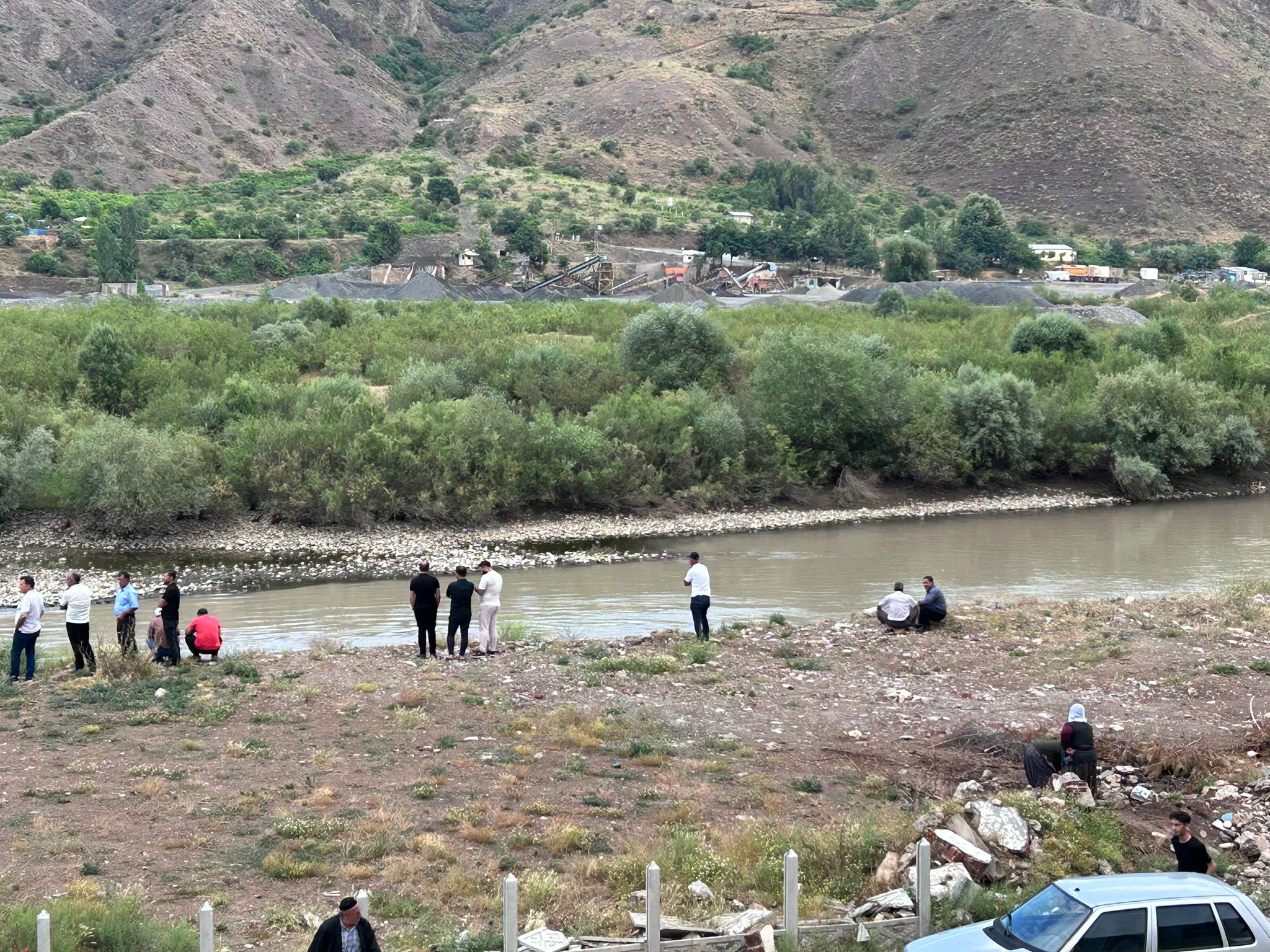 Elazığ’da nehirde kaybolan çocuğu arama faaliyetleri sürüyor