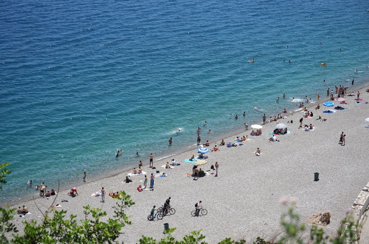 Antalya'da sıcaktan bunalanlar sahil şeridini doldurdu