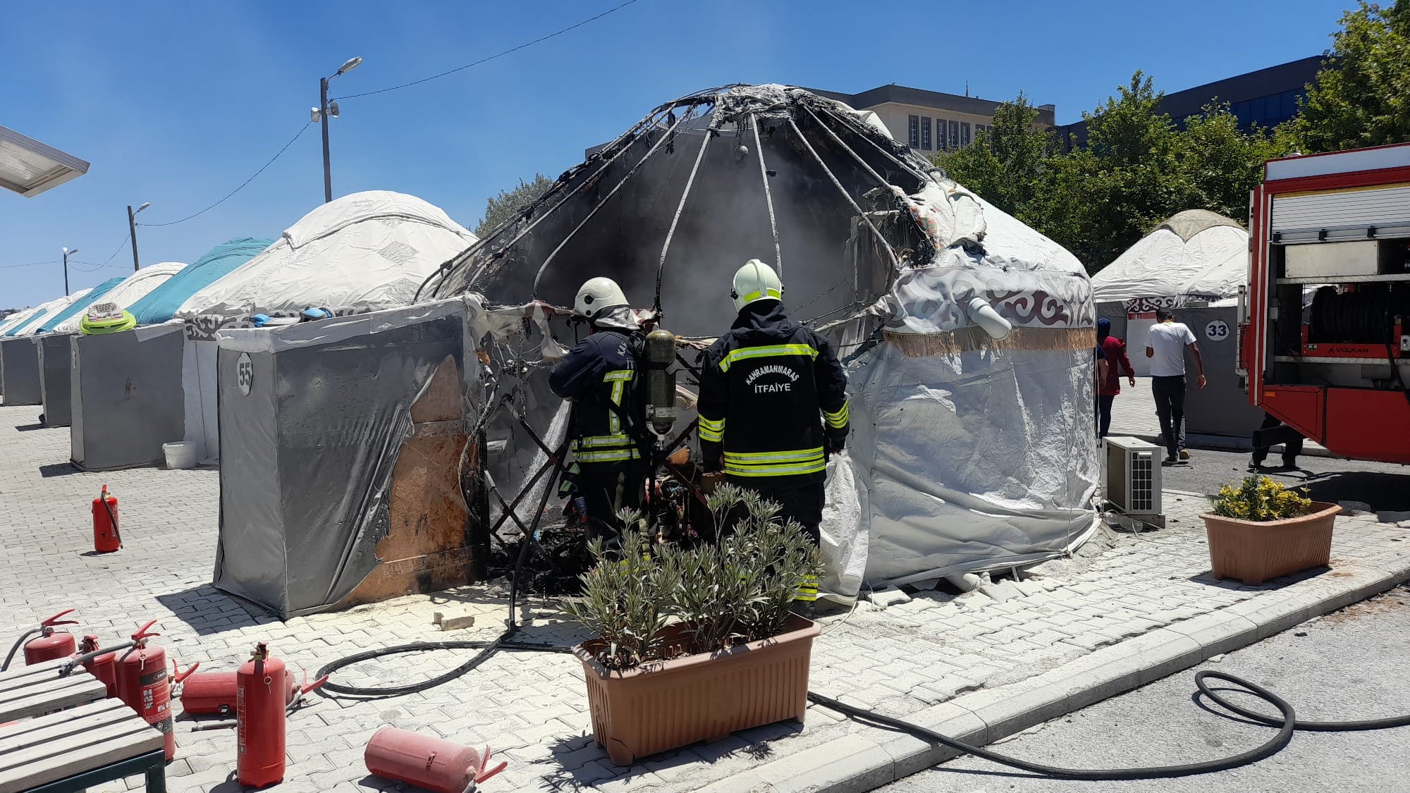 Kahramanmaraş'ta çadırlar alev alev yandı
