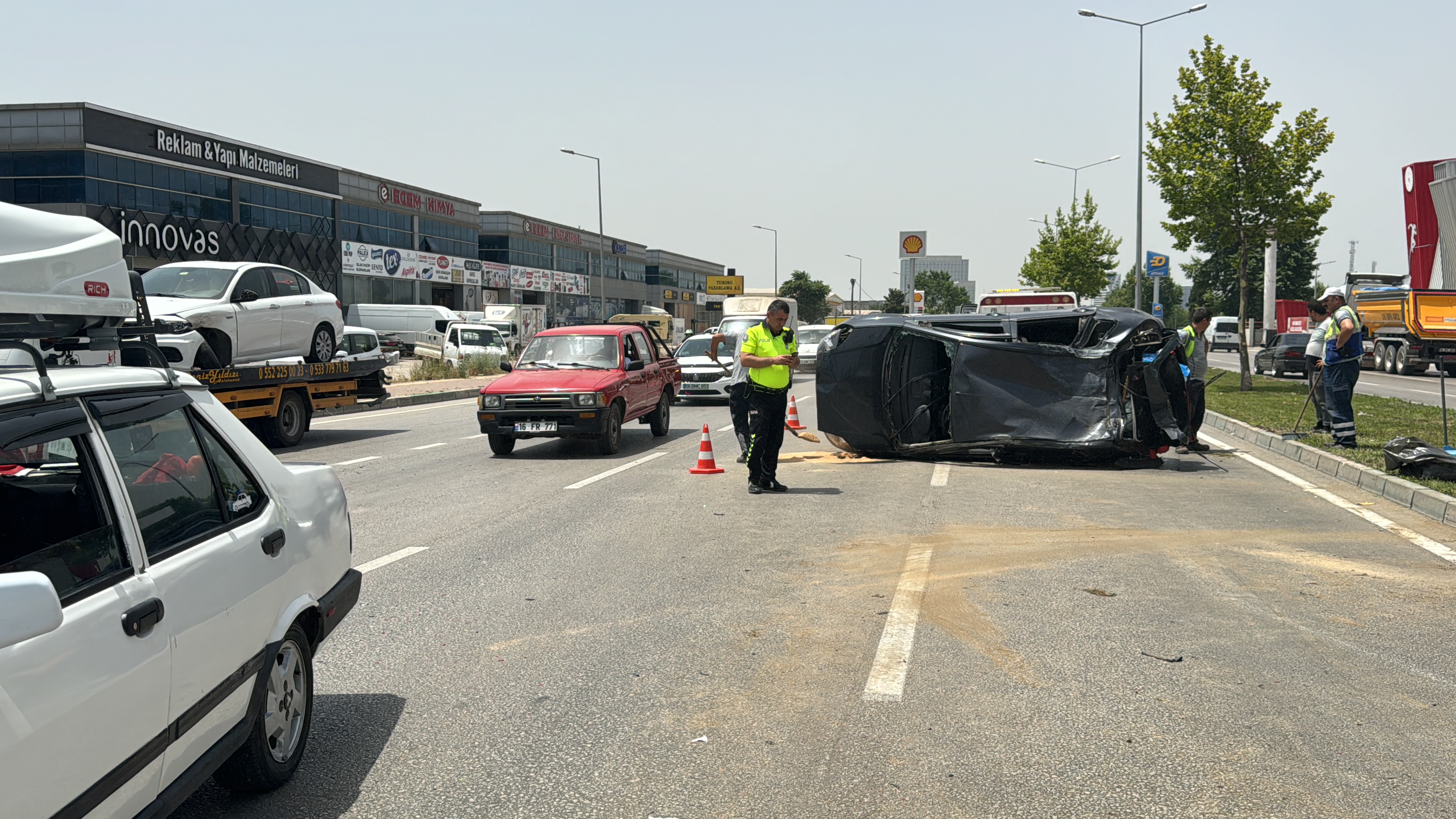 Bursa'da otomobilin karşı şeride geçip kamyonetle çarpıştı