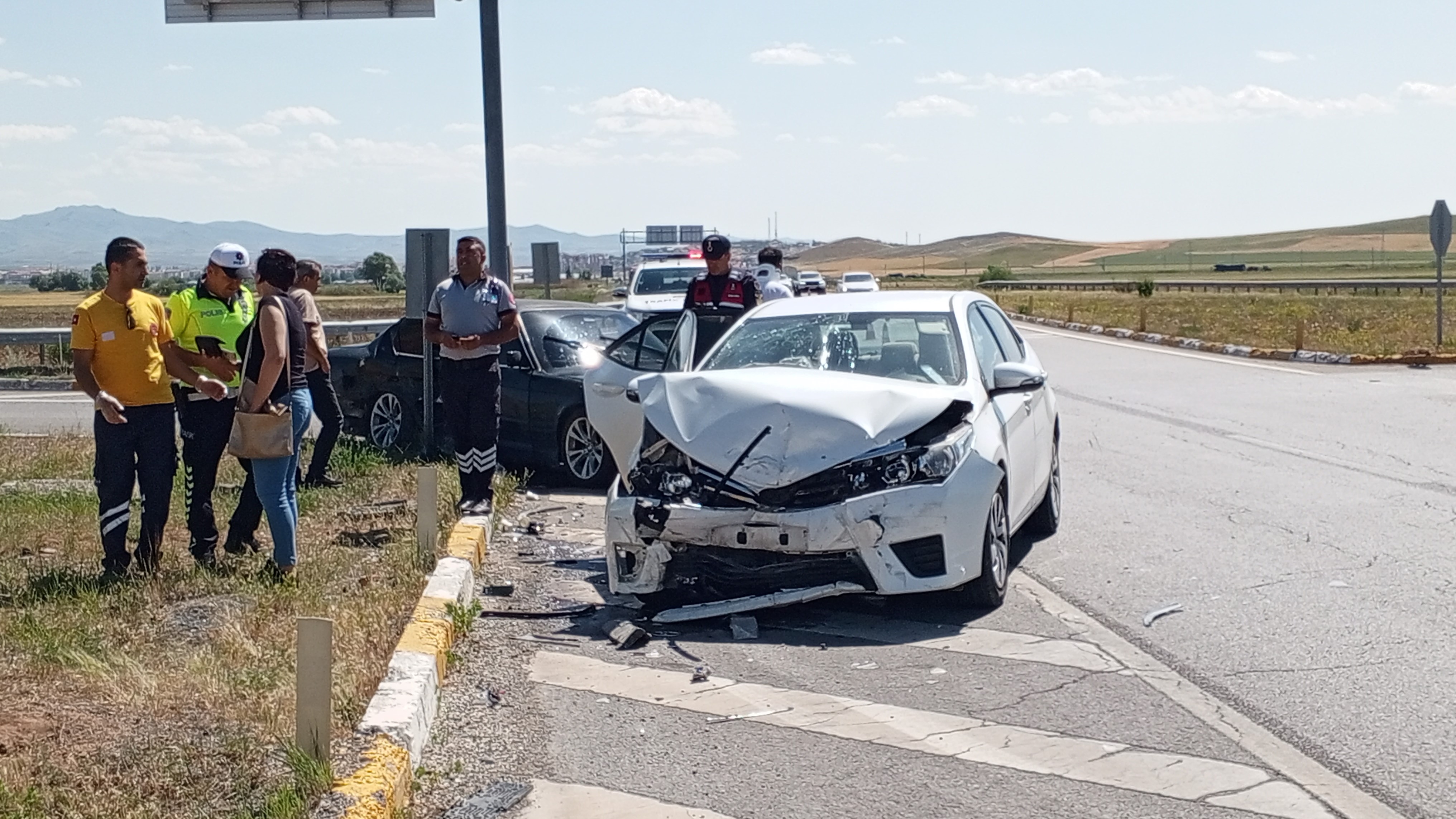 Sivas Şarkışla’da iki otomobil çarpıştı. Meydana gelen kazada 4 kişi yaralandı.