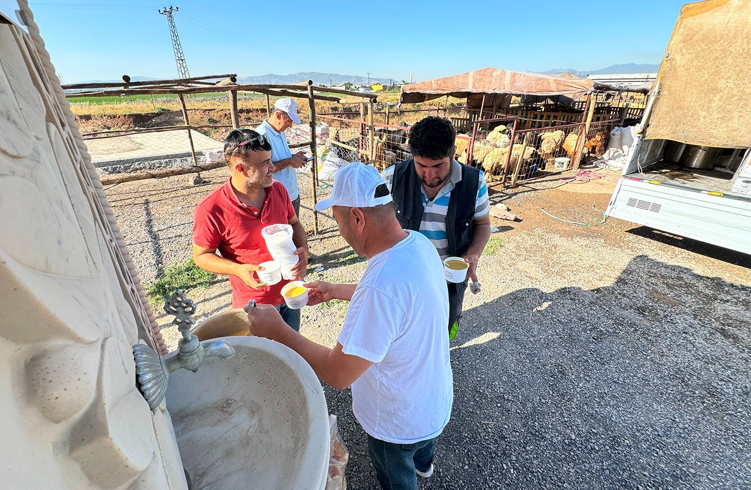 Kurban satış noktalarında çorba ikramı