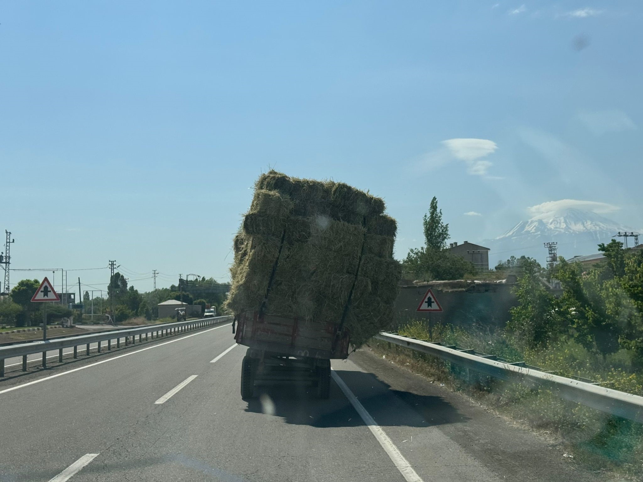 Iğdır'da tehlikeli yolculuk kameralara yansıdı